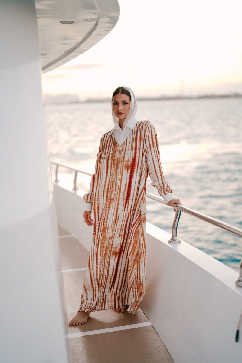 printed dress with white basin and cuffs - Image 3