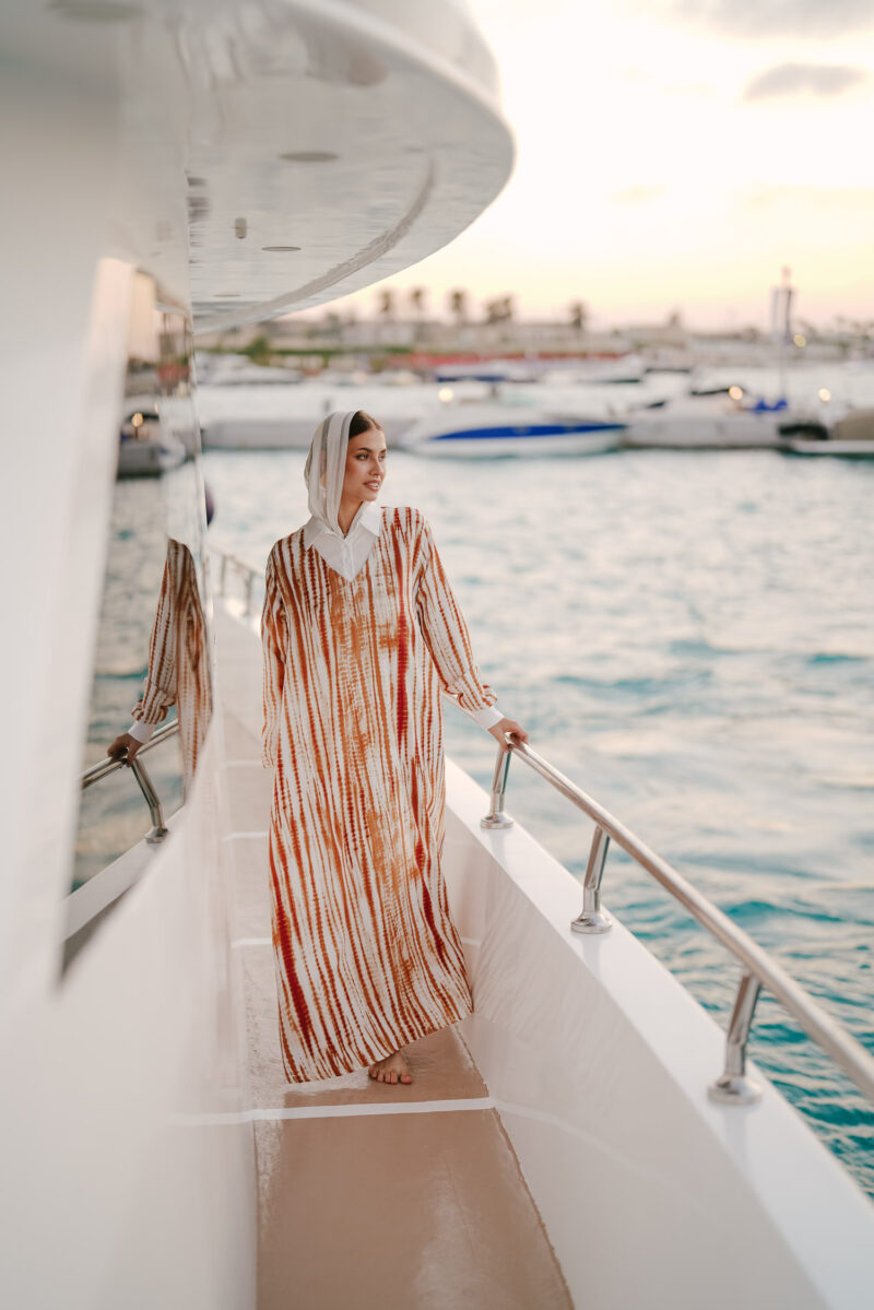 printed dress with white basin and cuffs - Image 4