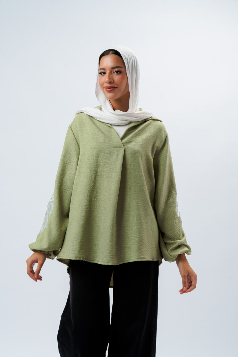 Linen blouse with a seven-neckline and embroidery on the sleeves - Image 1
