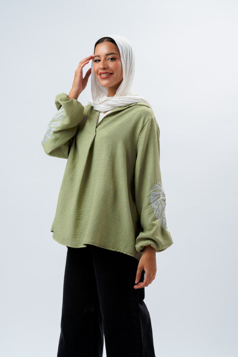 Linen blouse with a seven-neckline and embroidery on the sleeves - Image 3