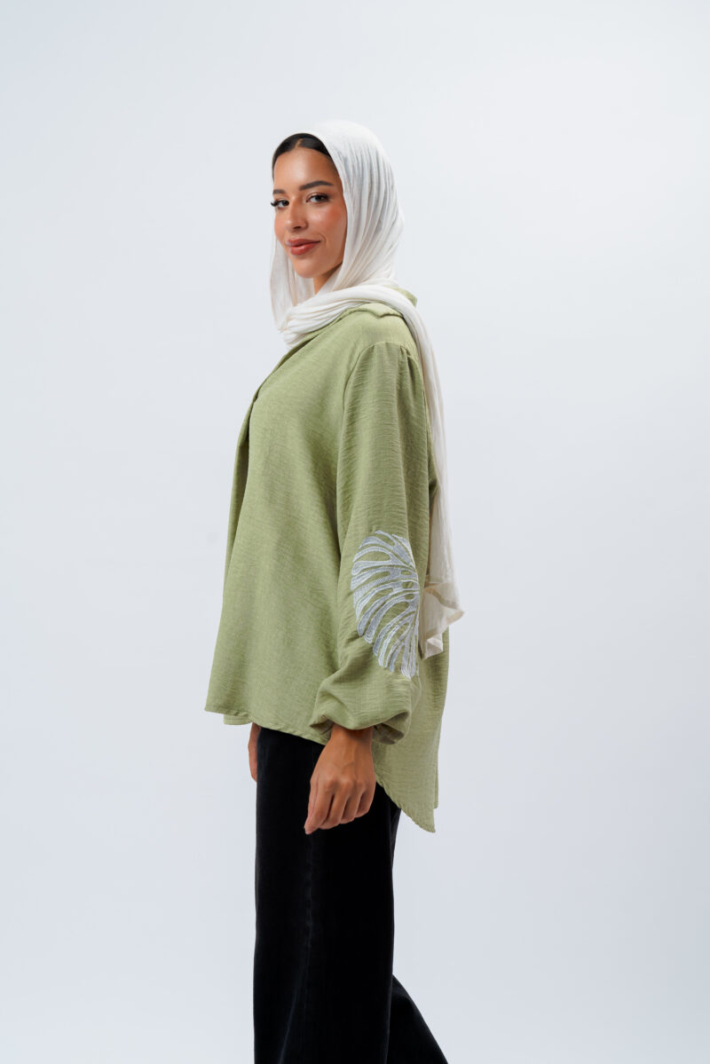 Linen blouse with a seven-neckline and embroidery on the sleeves - Image 4
