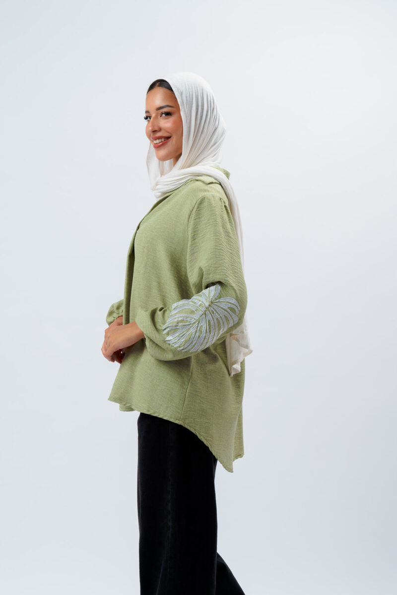 Linen blouse with a seven-neckline and embroidery on the sleeves - Image 5