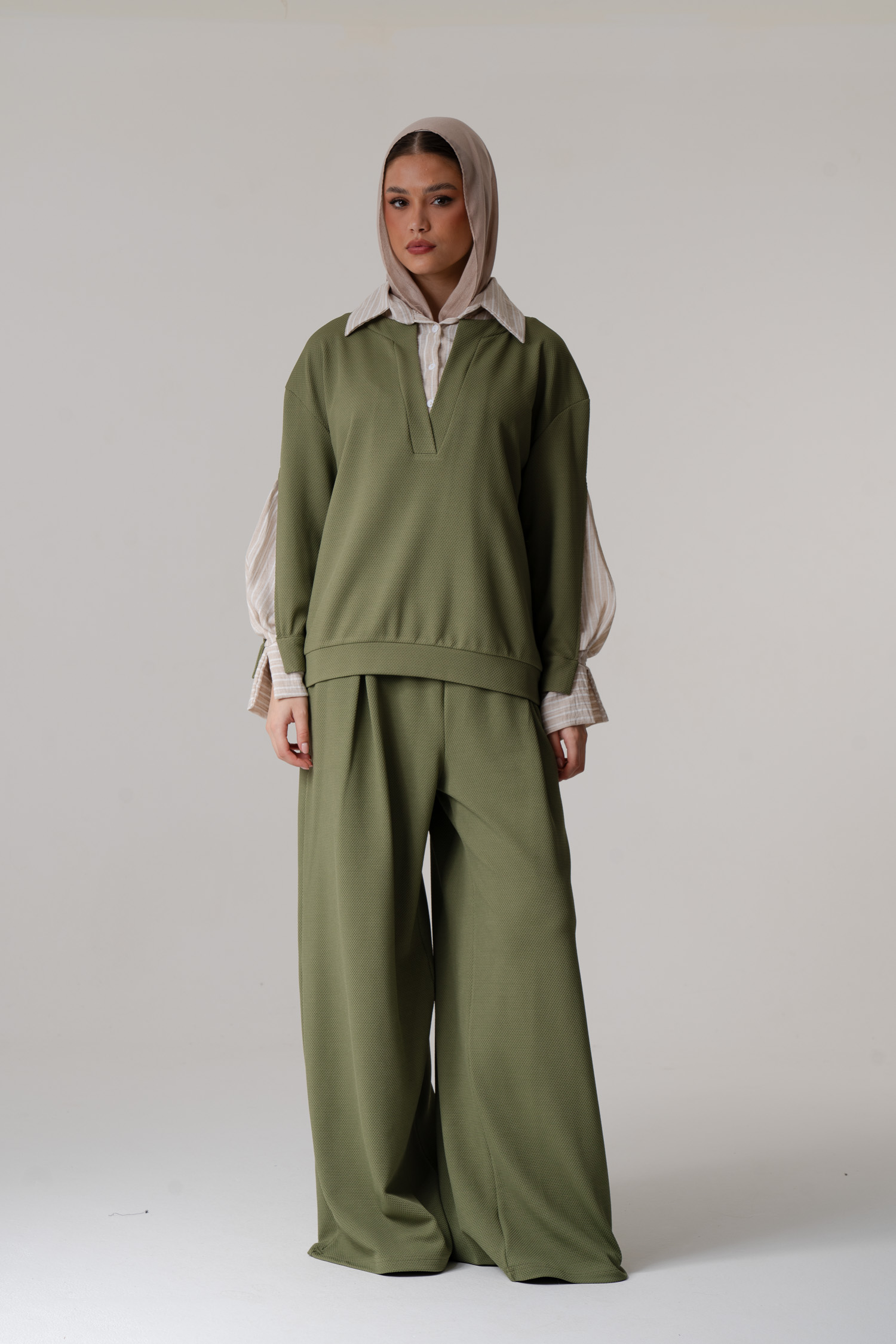 DSC02641.jpg Plain blouse with a collar and striped sleeves - Image 1