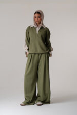 Plain blouse with a collar and striped sleeves - Image 2