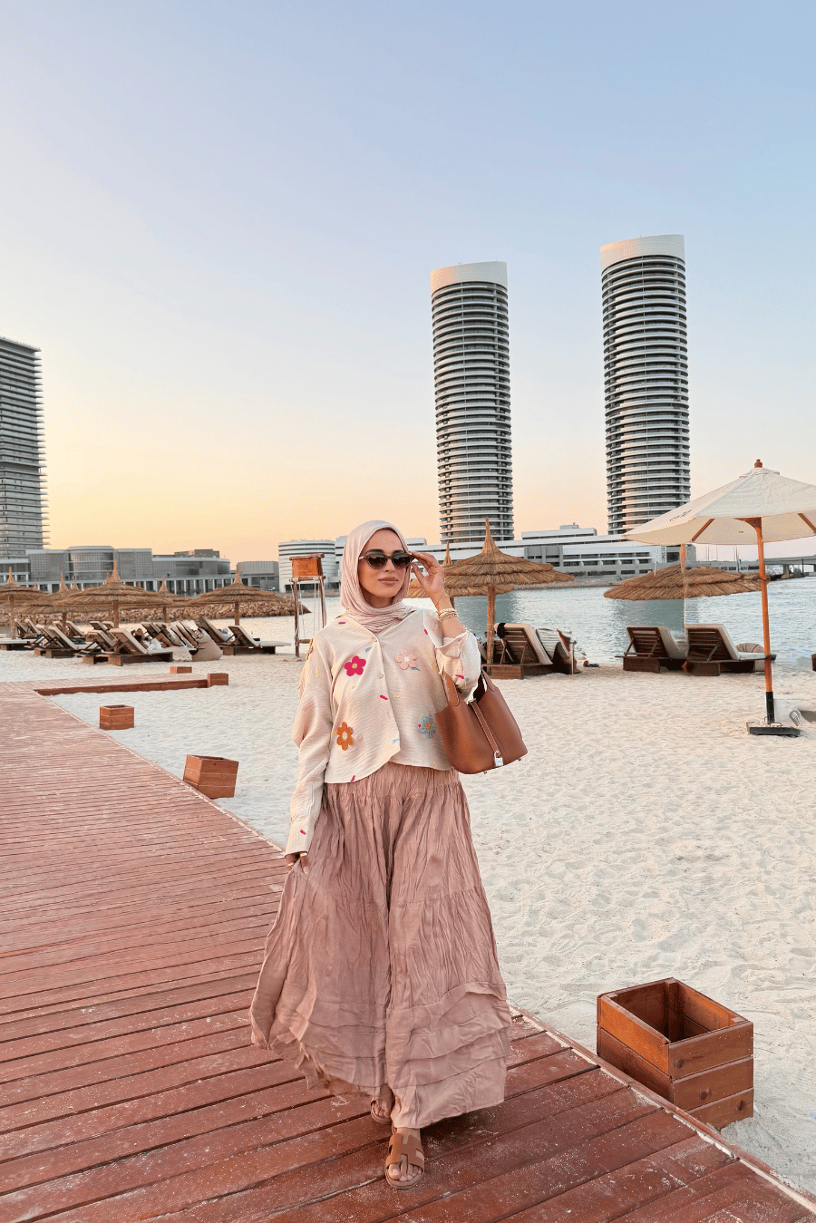 1722972.png Embroidered floral linen blouse - الصورة 1