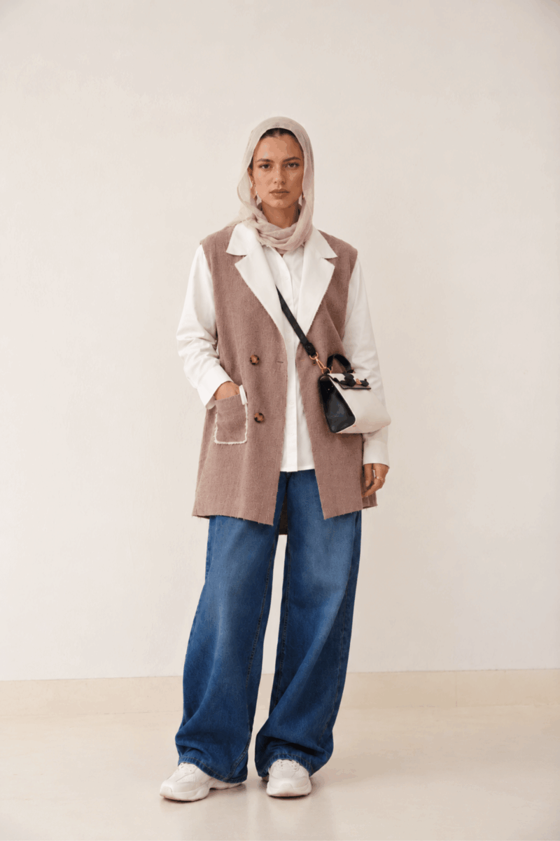 Sleeveless Blazer Vest with White Lapels - Image 1